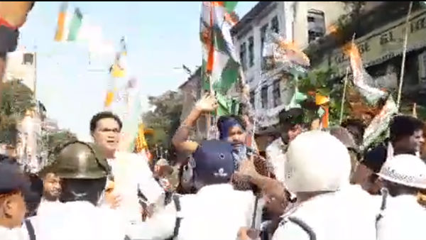 কাটমানিতে অভিযুক্তদের গ্রেফতারের দাবি যুব কংগ্রেসের! লালবাজারের কাছে ধুন্ধুমার পরিস্থিতি কাটমানিতে অভিযুক্তদের গ্রেফতারের দাবি যুব কংগ্রেসের! লালবাজারের কাছে ধুন্ধুমার পরিস্থিতি