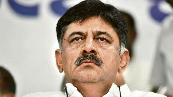 কর্নাটকে সরকার বাঁচাতে উপায় বের করার দাবি কংগ্রেসের! রক্ষাকর্তা সেই শিবকুমার কর্নাটকে সরকার বাঁচাতে উপায় বের করার দাবি কংগ্রেসের! রক্ষাকর্তা সেই শিবকুমার