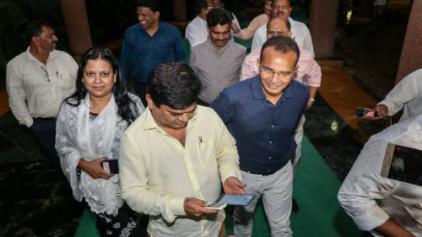 কর্নাটকের পথে এবার গোয়ার দুই তৃতীয়াংশ কংগ্রেস বিধায়ক! বিজেপির হাত শক্ত হওয়া সময়ের অপেক্ষা কর্নাটকের পথে এবার গোয়ার দুই তৃতীয়াংশ কংগ্রেস বিধায়ক! বিজেপির হাত শক্ত হওয়া সময়ের অপেক্ষা