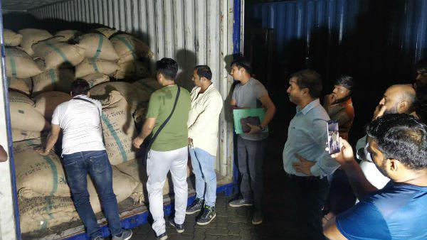 ১৩০০ কোটি টাকা মূল্যের আফগান হেরোইন বাজেয়াপ্ত মুম্বইয়ে ১৩০০ কোটি টাকা মূল্যের আফগান হেরোইন বাজেয়াপ্ত মুম্বইয়ে