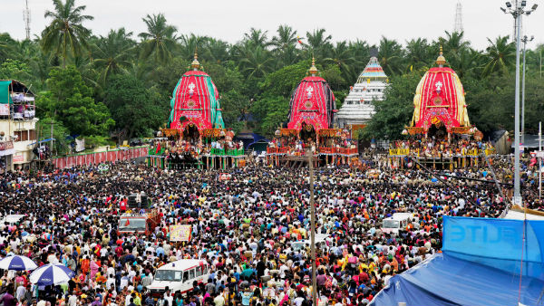 আর কোন কোন বেশে সাজানো হয় ?