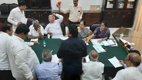 কুমারস্বামীর বিরুদ্ধে জেহাদ ঘোষণা করেছিলেন জোটের ১৫ বিধায়ক