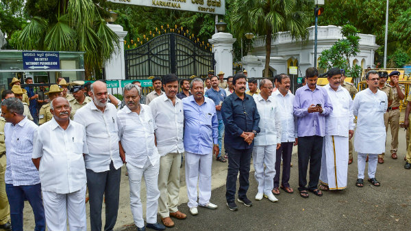 কর্নাটকে রাজনৈতিক সংকটের জন্য মোদীকেই দায়ী করল কংগ্রেস কর্নাটকে রাজনৈতিক সংকটের জন্য মোদীকেই দায়ী করল কংগ্রেস