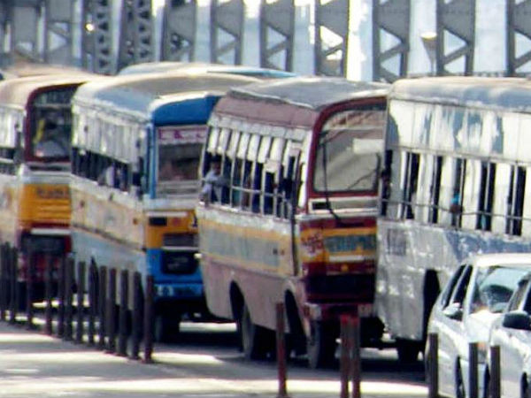 কলকাতার রাস্তায় ফের মর্মান্তিক ঘটনা, বাসযাত্রীর হাত কেটে পড়ল রাজপথে কলকাতার রাস্তায় ফের মর্মান্তিক ঘটনা, বাসযাত্রীর হাত কেটে পড়ল রাজপথে