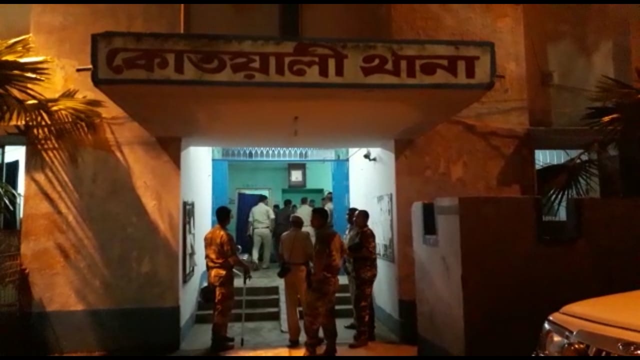 জলপাইগুড়িতে পানশালায় গভীর রাতে অভিযান পুলিশের, আটক ৬০ জন জলপাইগুড়িতে পানশালায় গভীর রাতে অভিযান পুলিশের, আটক ৬০ জন