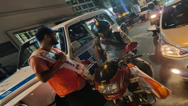 হেলমেট না পরে বাইক চালানোয় গ্রেফতার