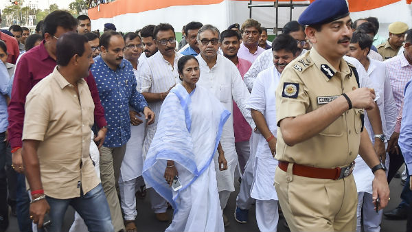 দিলীপের উসকানির পর তৃণমূলের গাড়িতে ভাঙচুর-মারধর, উত্তেজনা বাঁকুড়া-হুগলিতে দিলীপের উসকানির পর তৃণমূলের গাড়িতে ভাঙচুর-মারধর, উত্তেজনা বাঁকুড়া-হুগলিতে