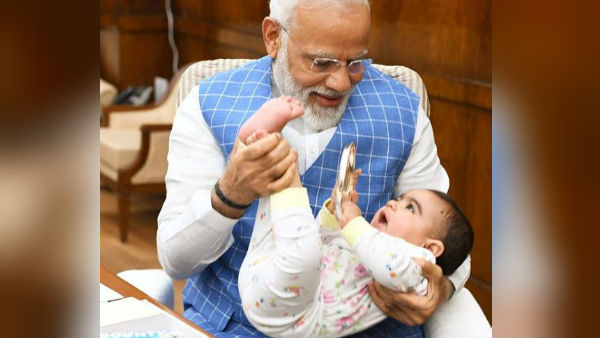 মোদীর কোলে নতুন বন্ধু! ছোট্ট অতিথিকে ঘিরে কৌতূহল সোশ্যাল মিডিয়ায় মোদীর কোলে নতুন বন্ধু! ছোট্ট অতিথিকে ঘিরে কৌতূহল সোশ্যাল মিডিয়ায়