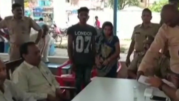 নিজের মেয়েকে টেনে হিঁচড়ে অপহরণের চেষ্টা মায়ের! কেন জানেন নিজের মেয়েকে টেনে হিঁচড়ে অপহরণের চেষ্টা মায়ের! কেন জানেন