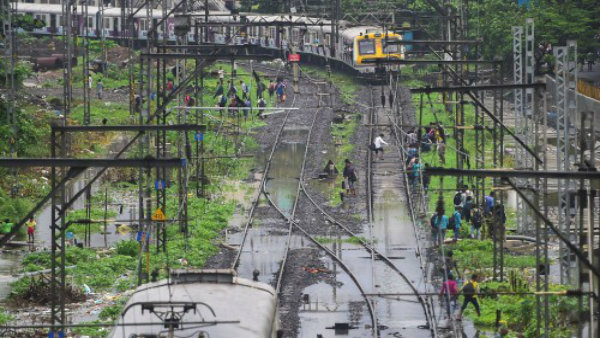 আটকে পড়া যাত্রীদের উদ্ধারে বিশেষ ব্যবস্থা