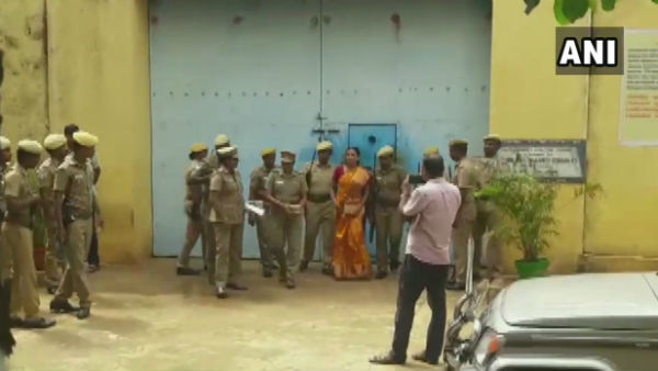 রাজীব গান্ধীর হত্যাকারী যাবজ্জীবন সাজা প্রাপ্ত নলিনীর এক মাসের জন্য মুক্তি রাজীব গান্ধীর হত্যাকারী যাবজ্জীবন সাজা প্রাপ্ত নলিনীর এক মাসের জন্য মুক্তি