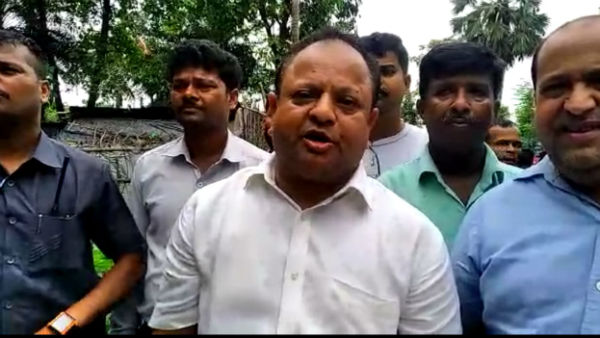 উত্তর দিনাজপুরে বন্যা কবলিত এলাকায় পৌঁছে গেলেন মমতার দূত রব্বানি উত্তর দিনাজপুরে বন্যা কবলিত এলাকায় পৌঁছে গেলেন মমতার দূত রব্বানি