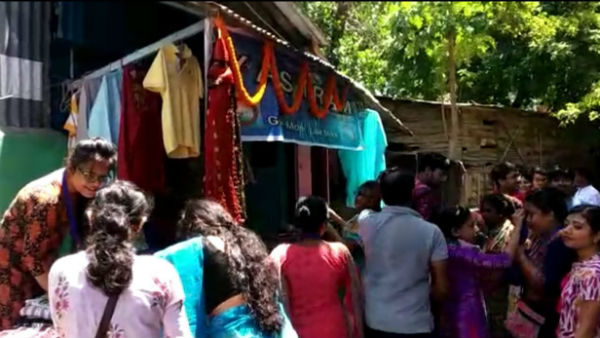এলাকার দুঃস্থদের সাহায্যে অভিনব প্রয়াস স্থানীয় স্বেচ্ছাসেবি সংস্থার এলাকার দুঃস্থদের সাহায্যে অভিনব প্রয়াস স্থানীয় স্বেচ্ছাসেবি সংস্থার