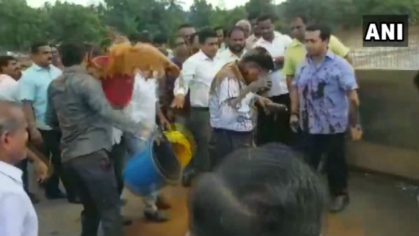 প্রাক্তন মুখ্যমন্ত্রীর ছেলে এবার ইঞ্জিনিয়ারকে কাদায় চোবালেন! আরও এক নেতাপুত্রের কীর্তি ভাইরাল প্রাক্তন মুখ্যমন্ত্রীর ছেলে এবার ইঞ্জিনিয়ারকে কাদায় চোবালেন! আরও এক নেতাপুত্রের কীর্তি ভাইরাল