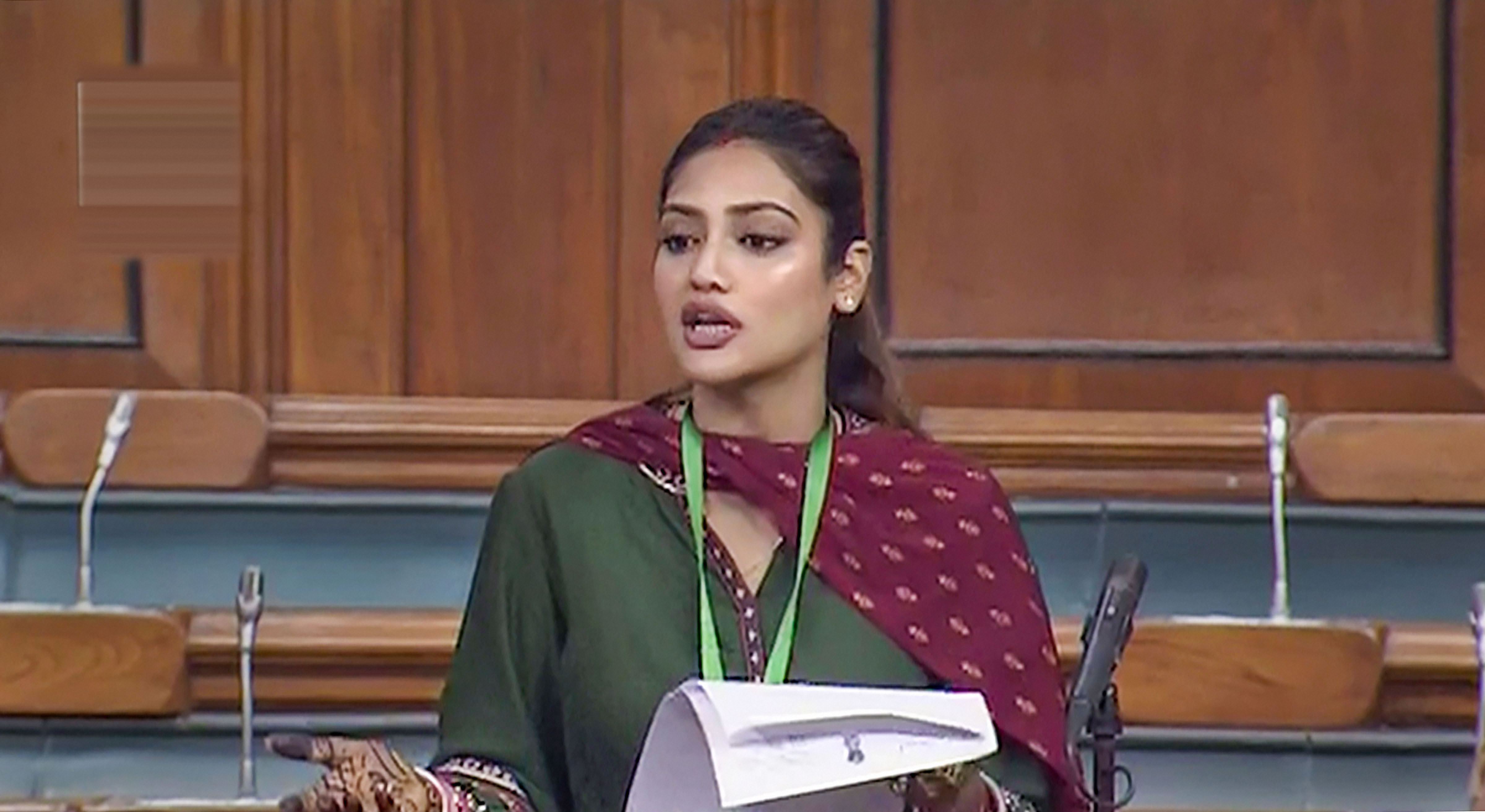 ধর্ম ভেদাভেদ শেখায় না, অসহিষ্ণুতা প্রসঙ্গে গর্জে উঠলেন নুসরত ধর্ম ভেদাভেদ শেখায় না, অসহিষ্ণুতা প্রসঙ্গে গর্জে উঠলেন নুসরত