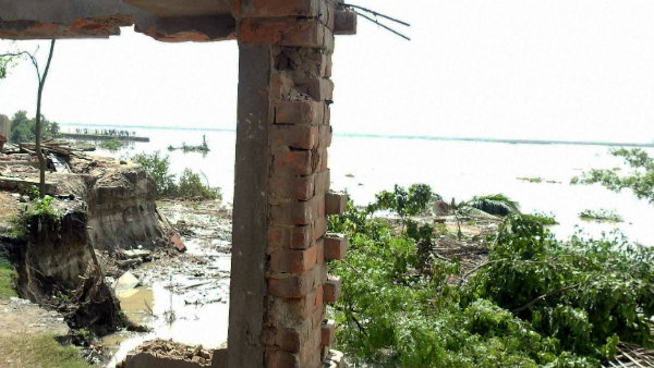 মালদহে নদী ভাঙন নিম্নমানের কাজ, প্রতিবাদ স্থানীয়দের মালদহে নদী ভাঙন নিম্নমানের কাজ, প্রতিবাদ স্থানীয়দের