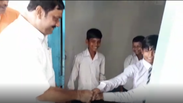 জলপাইগুড়িতে প্রাথমিক স্কুলে রাহুল সিনহাকে দেখে জয় শ্রীরাম স্লোগান খুদে পড়ুয়াদের জলপাইগুড়িতে প্রাথমিক স্কুলে রাহুল সিনহাকে দেখে জয় শ্রীরাম স্লোগান খুদে পড়ুয়াদের