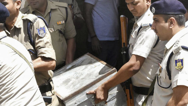 কালো টাকার সন্ধানে তিন রাজ্যে আয়কর হানা, উদ্ধার কোটি কোটি টাকার সম্পত্তি কালো টাকার সন্ধানে তিন রাজ্যে আয়কর হানা, উদ্ধার কোটি কোটি টাকার সম্পত্তি