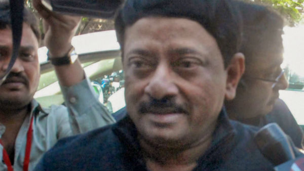 পুলিশ অফিসারকে ৩৯ দিন ধরে টানা চুম্বন কেন করতে চাইলেন রামগোপাল বর্মা! পুলিশ অফিসারকে ৩৯ দিন ধরে টানা চুম্বন কেন করতে চাইলেন রামগোপাল বর্মা!