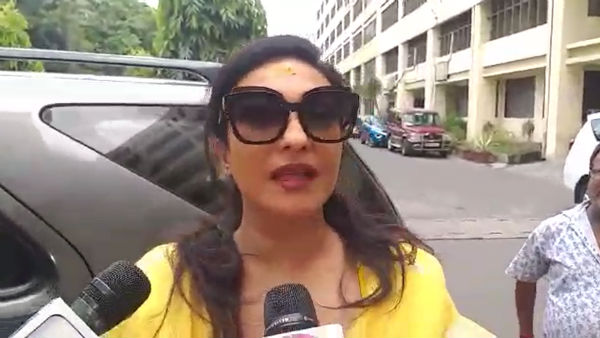 রোজভ্যালিকাণ্ডে ইডির দফতরে ঋতুপর্ণা সেনগুপ্ত রোজভ্যালিকাণ্ডে ইডির দফতরে ঋতুপর্ণা সেনগুপ্ত