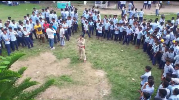 ছাত্রীর হাত ধরে টানাটানি, বিদ্যালয় চত্বর রণক্ষেত্র ছাত্রীর হাত ধরে টানাটানি, বিদ্যালয় চত্বর রণক্ষেত্র