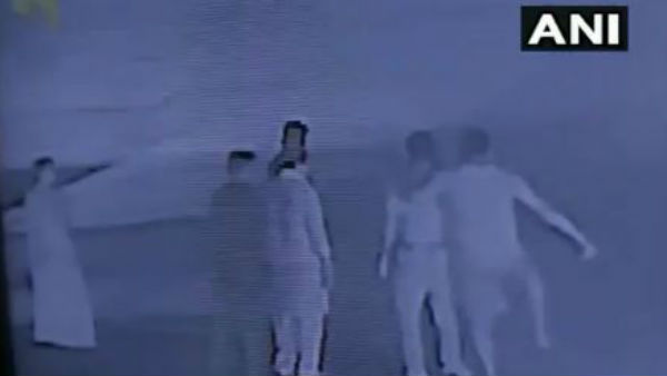 ব্যাটপেটা কাণ্ডের পর বন্দুক উঁচিয়ে টোল প্লাজা কর্মীকে তাক! বিজেপি শিবিরের কাণ্ড ফাঁস সিসিটিভিতে ব্যাটপেটা কাণ্ডের পর বন্দুক উঁচিয়ে টোল প্লাজা কর্মীকে তাক! বিজেপি শিবিরের কাণ্ড ফাঁস সিসিটিভিতে