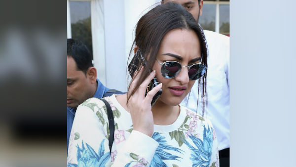 অভিনেত্রী সোনাক্ষী সিনহার বাড়িতে উত্তরপ্রদেশ পুলিশ, কিন্তু কেন? অভিনেত্রী সোনাক্ষী সিনহার বাড়িতে উত্তরপ্রদেশ পুলিশ, কিন্তু কেন?