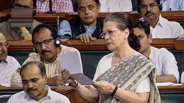 রেলের বেসরকারিকরণ নিয়ে লোকসভায় সরব সোনিয়া, কী জবাব দিলেন রেলমন্ত্রী? রেলের বেসরকারিকরণ নিয়ে লোকসভায় সরব সোনিয়া, কী জবাব দিলেন রেলমন্ত্রী?