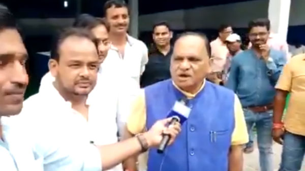 মুসলিম বিধায়ককে জোর করে জয় শ্রীরাম বলানোর চেষ্টা বিজেপি মন্ত্রীর, দেখুন ভিডিও মুসলিম বিধায়ককে জোর করে জয় শ্রীরাম বলানোর চেষ্টা বিজেপি মন্ত্রীর, দেখুন ভিডিও
