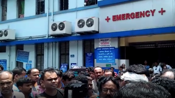 ট্রলি না পেয়ে মৃত্যু রোগীর, আত্মীয়দের মারে কান ফাটল গ্রুপ ডি কর্মীর ট্রলি না পেয়ে মৃত্যু রোগীর, আত্মীয়দের মারে কান ফাটল গ্রুপ ডি কর্মীর