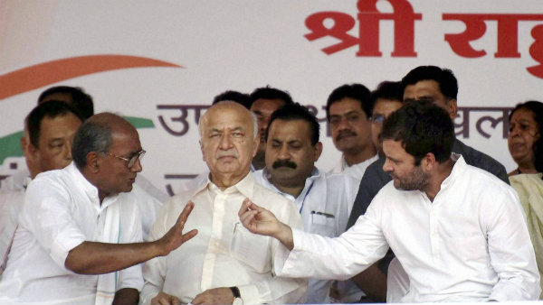 শিন্ডেকে মাথায় বসিয়ে কংগ্রেসের কোন কার্যসাধন হবে? শিন্ডেকে মাথায় বসিয়ে কংগ্রেসের কোন কার্যসাধন হবে?