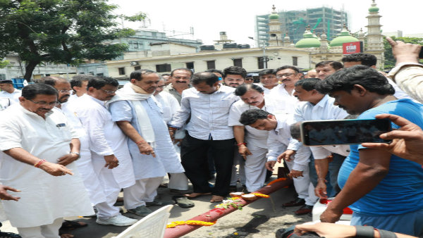 আগেকার ২১ জুলাইয়ের সঙ্গে এখনকার তফাৎ করলেন মুকুল! মমতাকে করলেন কটাক্ষ আগেকার ২১ জুলাইয়ের সঙ্গে এখনকার তফাৎ করলেন মুকুল! মমতাকে করলেন কটাক্ষ