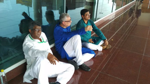 বারাণসী বিমানবন্দরে আটকে দেওয়া হল তৃণমূলের সাংসদদের বারাণসী বিমানবন্দরে আটকে দেওয়া হল তৃণমূলের সাংসদদের