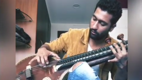 সেতার নিয়ে কেন বসলেন ভিকি! এই ভিডিও বললেন নেপথ্যের কারণ সেতার নিয়ে কেন বসলেন ভিকি! এই ভিডিও বললেন নেপথ্যের কারণ