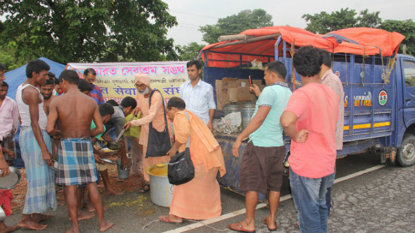 অসম ও বিহারের বন্যা কবলিতদের ত্রাণ বিলি ভারত সেবাশ্রম সংঘের অসম ও বিহারের বন্যা কবলিতদের ত্রাণ বিলি ভারত সেবাশ্রম সংঘের