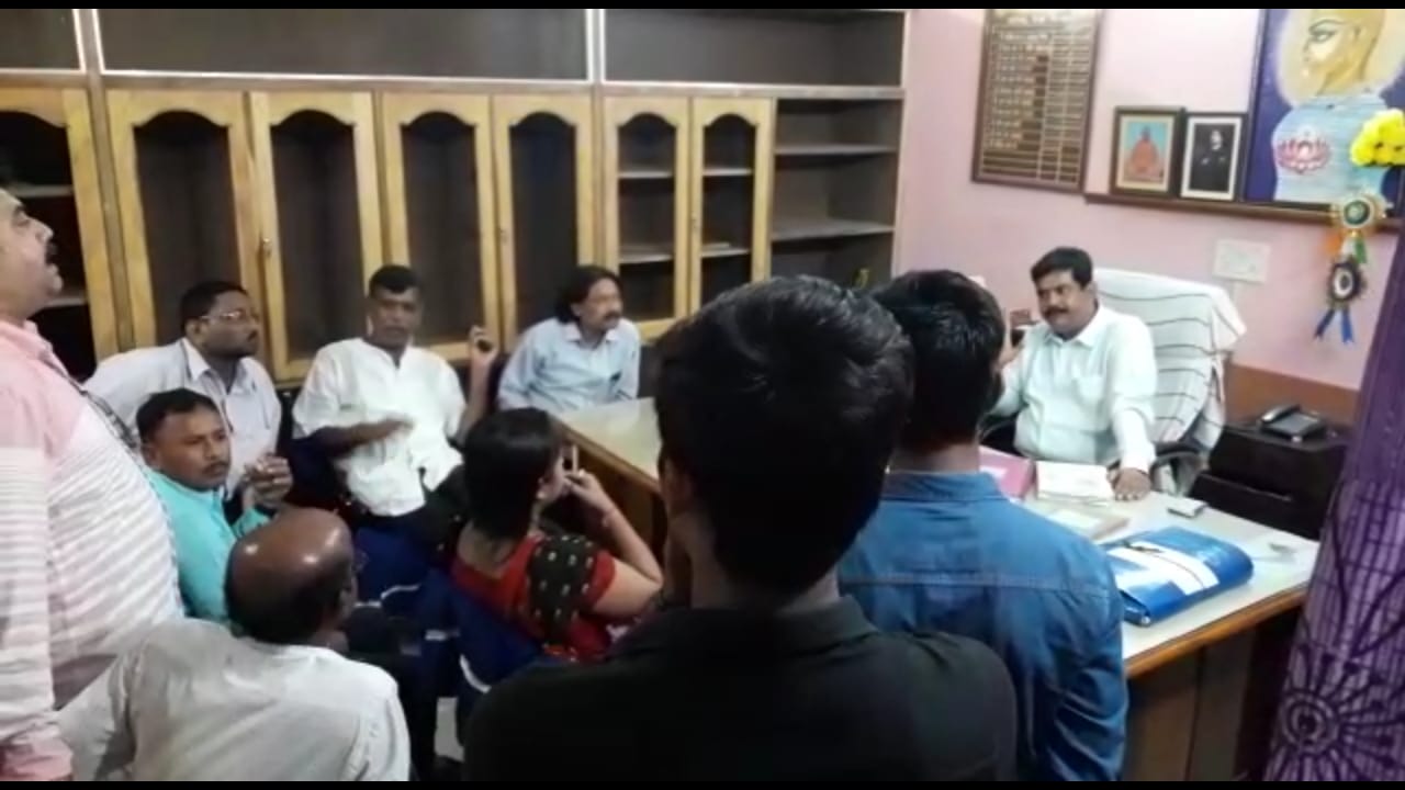 ছাত্রের চুল কেটে স্কুলে ঘুরিয়ে শাস্তি দিলেন প্রধান শিক্ষক ছাত্রের চুল কেটে স্কুলে ঘুরিয়ে শাস্তি দিলেন প্রধান শিক্ষক