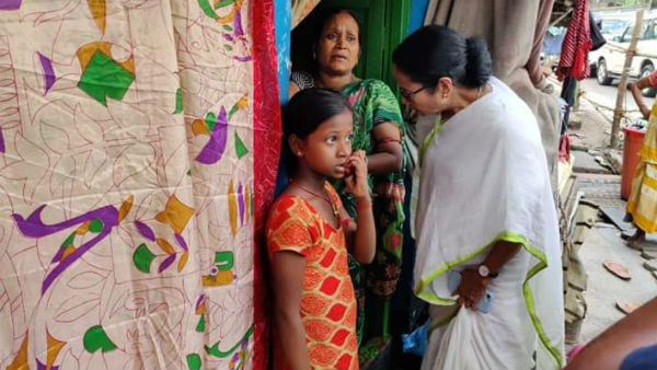 হাওড়ায় বস্তিতে ঘুরে এলাকাবাসীর সঙ্গে জনসংযোগ খোদ মুখ্যমন্ত্রীর হাওড়ায় বস্তিতে ঘুরে এলাকাবাসীর সঙ্গে জনসংযোগ খোদ মুখ্যমন্ত্রীর