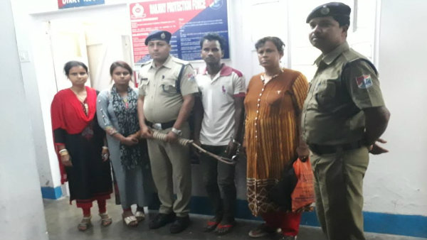 আলিপুরদুয়ার চলন্ত ট্রেনে যুবতীর কাছ থেকে মোবাইল ছিনতাই আলিপুরদুয়ার চলন্ত ট্রেনে যুবতীর কাছ থেকে মোবাইল ছিনতাই