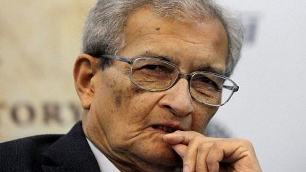 সরকারের কাশ্মীর নীতির কড়া সমালোচনায় নোবেল জয়ী অর্থনীতিবিদ অমর্ত্য সেন। তিনি বলেছেন, এই সিদ্ধান্ত কেবল সংখ্যাগরিষ্ঠের নিয়মের ওপর জোর দেয়নি, এটা সমস্ত মানুষের অধিকার বজায় রাখার বিরোধিতা করেছে। তিনি আরও বলেছেন, তিনি মনে করেন না, শেষ পর্যন্ত কাশ্মীরে গণতন্ত্র ছাড়া কোনও সমাধান হবে। ৮৫ বছর বয়সী এই অর্থনীতিবিদ সরকারের সিদ্ধান্ত নেওয়ার ক্ষেত্রে বহুমাত্রিক ফাঁকের কথা উল্লেখ করেছেন। তিনি বলেছেন, নতুন সিদ্ধান্তে ভারতবাসী হিসেবে তিনি গর্বিত নন। কেননা প্রথম অপশ্চিমি দেশ হিসেবে ভারতে গণতন্ত্র প্রতিষ্ঠিত হয়েছিল। নতুন সিদ্ধান্তে ভারত সেই খ্যাতি হারাচ্ছে বলে উল্লেখ করেছেন তিনি। এমাসের শুরু দিকে সরকার রাজ্যসভার পাশাপাশি লোকলভায় ৩৭০ ধারা বিলোপ এবং জম্মু ও কাশ্মীর রিঅর্গানাইজেশন বিল পাশ করায়। রাষ্ট্রপতি তাতে অনুমোদনও দিয়েছেন। রাজ্যকে দ্বিখণ্ডির করার বিল অনেক বিরোধী নেতাই সমর্থন করেছেন। আবার কংগ্রেসের কোনও কোনও নেতা কাশ্মীরের বিশেষ মর্যাদা বিলোপের সরকারি সিদ্ধান্তকেও স্বাগত জানিয়েছেন। অন্য রাজ্যের লোকের জম্মু ও কাশ্মীরে জমি কেনার সম্ভাবনা প্রত্যাশা সম্পর্কে অমর্ত্য সেন বলেন, এব্যাপারে সিদ্ধান্ত নেওয়া উচিত ছিল রাজ্যের জনগণের। এটি এমন একটা বিষয় যেখানে কাশ্মীরিদের বৈধ দৃষ্টিভঙ্গি রয়েছে। কারণ এটা তাদের জমি। সরকারের কাশ্মীর নীতির কড়া সমালোচনায় নোবেল জয়ী অর্থনীতিবিদ অমর্ত্য সেন। তিনি বলেছেন, এই সিদ্ধান্ত কেবল সংখ্যাগরিষ্ঠের নিয়মের ওপর জোর দেয়নি, এটা সমস্ত মানুষের অধিকার বজায় রাখার বিরোধিতা করেছে। তিনি আরও বলেছেন, তিনি মনে করেন না, শেষ পর্যন্ত কাশ্মীরে গণতন্ত্র ছাড়া কোনও সমাধান হবে। ৮৫ বছর বয়সী এই অর্থনীতিবিদ সরকারের সিদ্ধান্ত নেওয়ার ক্ষেত্রে বহুমাত্রিক ফাঁকের কথা উল্লেখ করেছেন। তিনি বলেছেন, নতুন সিদ্ধান্তে ভারতবাসী হিসেবে তিনি গর্বিত নন। কেননা প্রথম অপশ্চিমি দেশ হিসেবে ভারতে গণতন্ত্র প্রতিষ্ঠিত হয়েছিল। নতুন সিদ্ধান্তে ভারত সেই খ্যাতি হারাচ্ছে বলে উল্লেখ করেছেন তিনি। এমাসের শুরু দিকে সরকার রাজ্যসভার পাশাপাশি লোকলভায় ৩৭০ ধারা বিলোপ এবং জম্মু ও কাশ্মীর রিঅর্গানাইজেশন বিল পাশ করায়। রাষ্ট্রপতি তাতে অনুমোদনও দিয়েছেন। রাজ্যকে দ্বিখণ্ডির করার বিল অনেক বিরোধী নেতাই সমর্থন করেছেন। আবার কংগ্রেসের কোনও কোনও নেতা কাশ্মীরের বিশেষ মর্যাদা বিলোপের সরকারি সিদ্ধান্তকেও স্বাগত জানিয়েছেন। অন্য রাজ্যের লোকের জম্মু ও কাশ্মীরে জমি কেনার সম্ভাবনা প্রত্যাশা সম্পর্কে অমর্ত্য সেন বলেন, এব্যাপারে সিদ্ধান্ত নেওয়া উচিত ছিল রাজ্যের জনগণের। এটি এমন একটা বিষয় যেখানে কাশ্মীরিদের বৈধ দৃষ্টিভঙ্গি রয়েছে। কারণ এটা তাদের জমি।