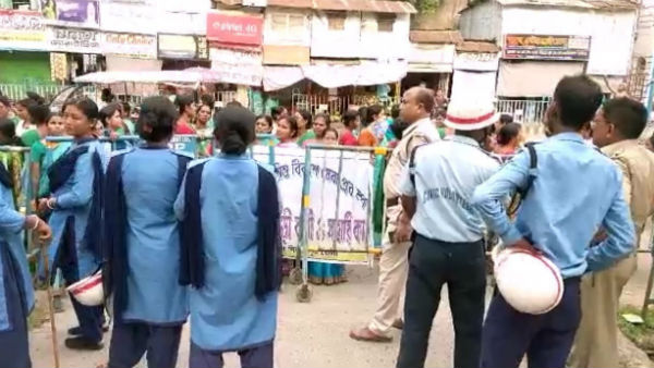 মূল্যবৃদ্ধির প্রতিবাদে অঙ্গনওয়ারি কর্মীদের আন্দোলন দক্ষিণ দিনাজপুরে মূল্যবৃদ্ধির প্রতিবাদে অঙ্গনওয়ারি কর্মীদের আন্দোলন দক্ষিণ দিনাজপুরে