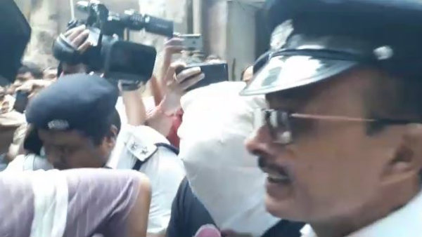 জাগুয়ারের ধাক্কায় ২ বাংলাদেশির মৃত্যু! অভিযুক্তের পুলিশি হেফাজত জাগুয়ারের ধাক্কায় ২ বাংলাদেশির মৃত্যু! অভিযুক্তের পুলিশি হেফাজত