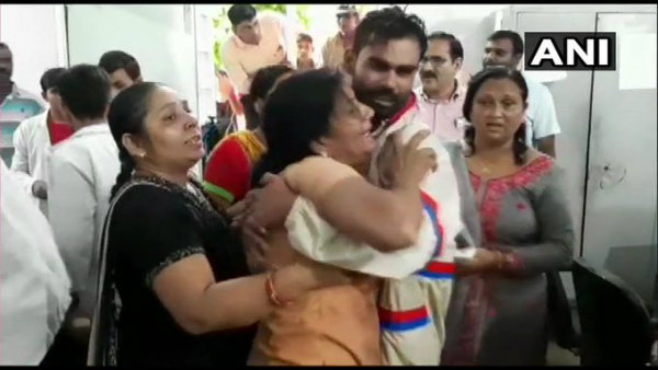 গুলিতে মৃত সাংবাদিক ও তাঁর ভাই! বিরোধীদের তোপে মুখ্যমন্ত্রী, সাহায্যের ঘোষণা গুলিতে মৃত সাংবাদিক ও তাঁর ভাই! বিরোধীদের তোপে মুখ্যমন্ত্রী, সাহায্যের ঘোষণা