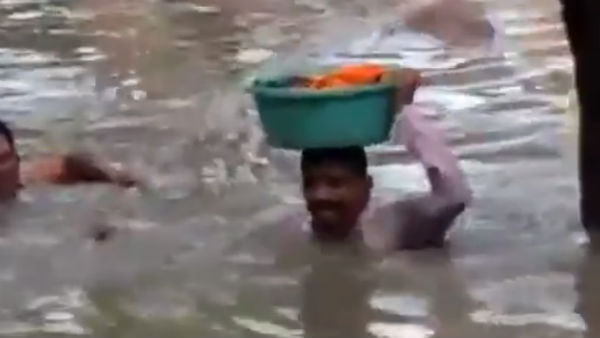 গলা পর্যন্ত জলে শিশুকন্যাকে মাথায় নিয়ে উদ্ধার করল ভদোদরার পুলিশ গলা পর্যন্ত জলে শিশুকন্যাকে মাথায় নিয়ে উদ্ধার করল ভদোদরার পুলিশ