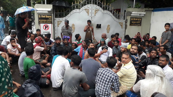 বসিরহাটে বিদ্যুৎপৃষ্ট হয়ে মৃত্যু প্রৌঢ়ার, প্রতিবাদে ধরনা বসিরহাটে বিদ্যুৎপৃষ্ট হয়ে মৃত্যু প্রৌঢ়ার, প্রতিবাদে ধরনা