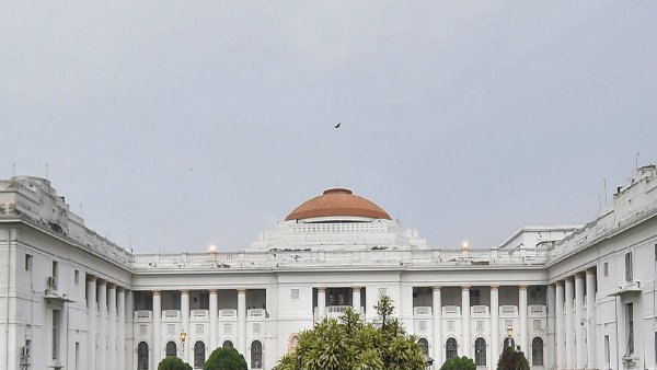 শোকপালনে নীরবতা ভাঙল মোবাইল