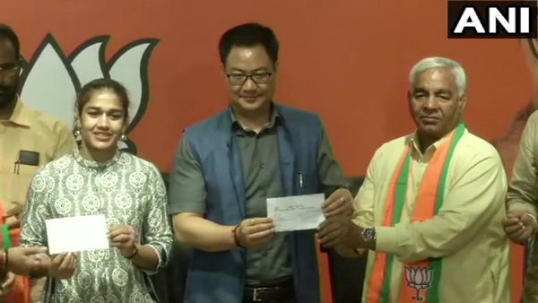বিজেপিতে যোগ দিলেন সোনাজয়ী কুস্তিগীর! জানালেন তাঁর মোদী ভক্তির কাহিনি বিজেপিতে যোগ দিলেন সোনাজয়ী কুস্তিগীর! জানালেন তাঁর মোদী ভক্তির কাহিনি