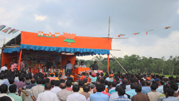 বিজেপির মঞ্চে তৃণমূলের স্লোগান