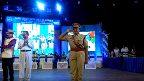হাওড়া সিটি পুলিশের একদিনের ডিসি ট্রাফিক স্কুলছাত্রী ববি দাস হাওড়া সিটি পুলিশের একদিনের ডিসি ট্রাফিক স্কুলছাত্রী ববি দাস