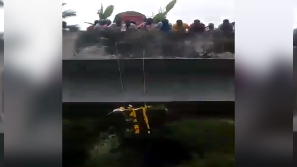 শশ্মানে দেহ সৎকারে আপত্তি, সেতুতে মৃতদেহ ঝুলিয়ে রাখল দলিত পরিবার শশ্মানে দেহ সৎকারে আপত্তি, সেতুতে মৃতদেহ ঝুলিয়ে রাখল দলিত পরিবার