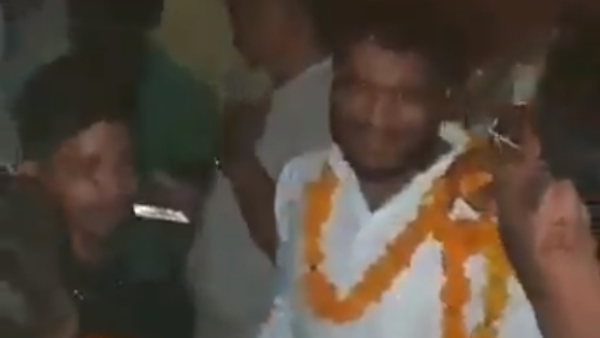 বুলন্দশহর হিংসায় মূল অভিযুক্তকে নিয়ে জয় শ্রীরাম বলে উল্লাস জেলের বাইরে বুলন্দশহর হিংসায় মূল অভিযুক্তকে নিয়ে জয় শ্রীরাম বলে উল্লাস জেলের বাইরে